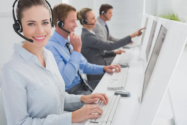 Equipe de negócios trabalhando em computadores — Fotografia de Stock