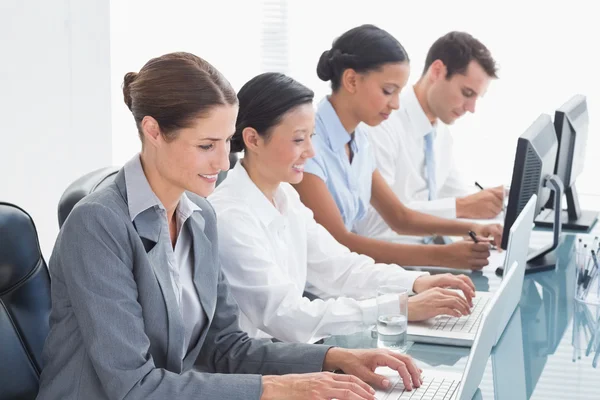 Gente de negocios usando laptop — Foto de Stock