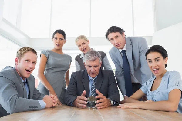 Hombre de negocios pronosticando el futuro con bola de cristal — Foto de Stock