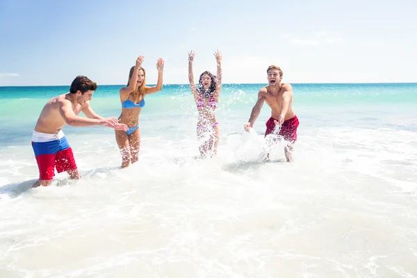 Felices amigos divirtiéndose en el agua juntos —  Fotos de Stock