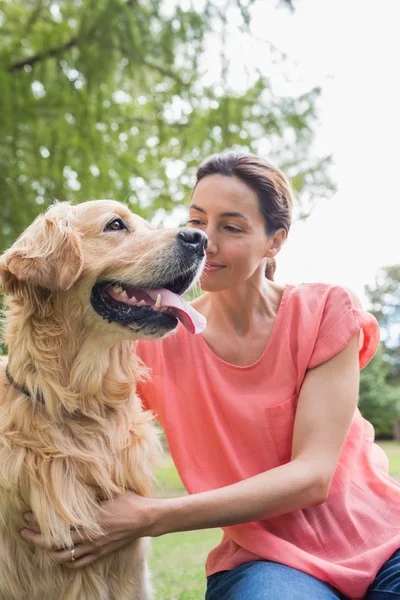 Jolie brune avec son chien dans le parc — Photo