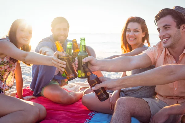 Happy hipsters drinking beer — Stock Photo, Image