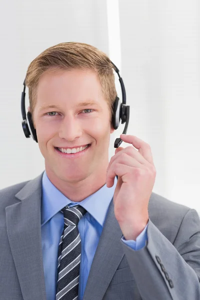 Przystojny agent noszenie słuchawki — Zdjęcie stockowe