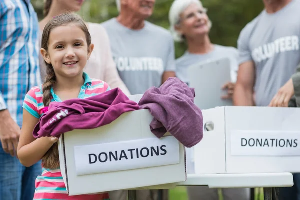 Happy volunteer family holding donation boxes — Stock Photo, Image