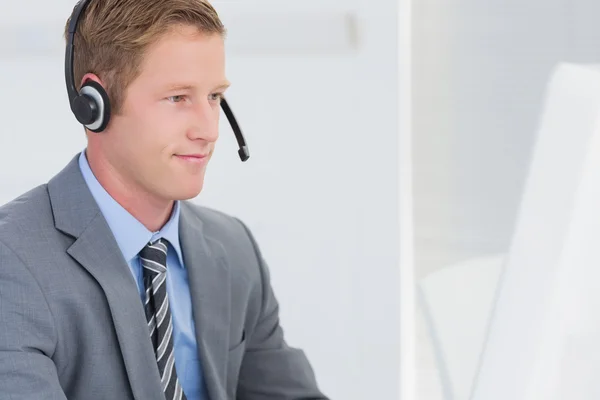 Agente bonito usando fone de ouvido — Fotografia de Stock