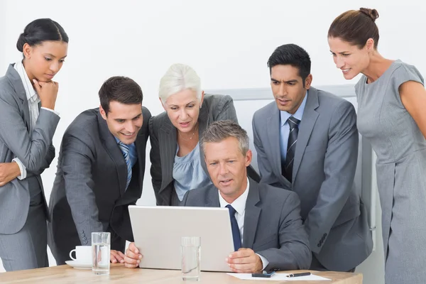 Zakenmensen die laptop gebruiken — Stockfoto