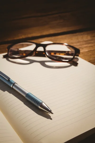 Κενό σημειωματάριο με γυαλιά ανάγνωσης — Φωτογραφία Αρχείου