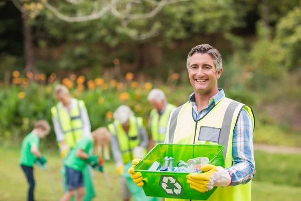 Happy family collecting rubbish — Stock Photo, Image