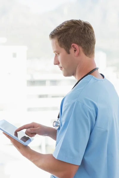 Médico usando computador tablet — Fotografia de Stock