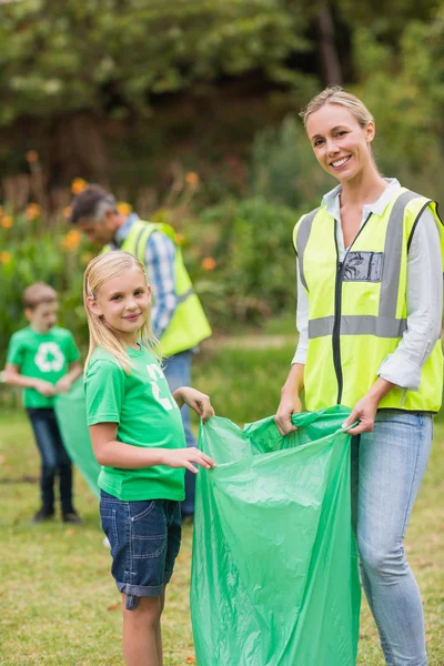 Happy family collecting rubbish — Stock Photo, Image