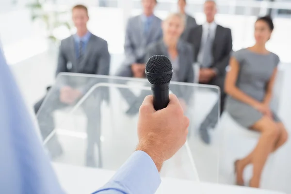 Geschäftsmann spricht während Konferenz in Mikrofon — Stockfoto