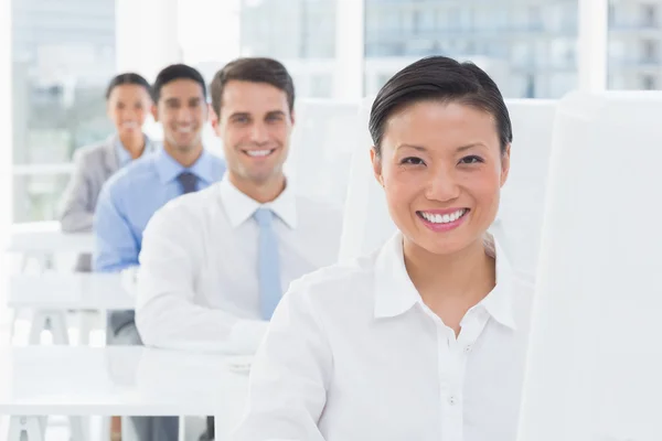 Equipo de trabajo sonriente usando computadora —  Fotos de Stock