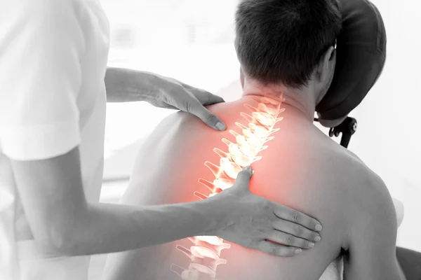 Resaltado columna vertebral del hombre en la fisioterapia —  Fotos de Stock