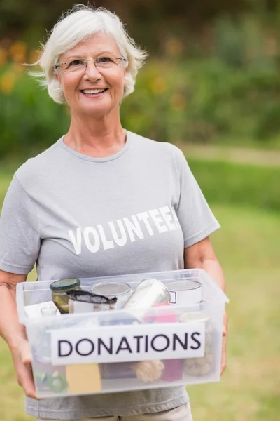 Счастливая бабушка держит коробку для пожертвований — стоковое фото