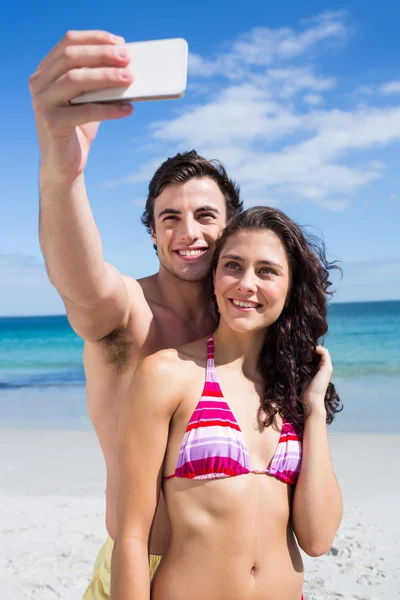 Lyckliga par som tar selfie — Stockfoto