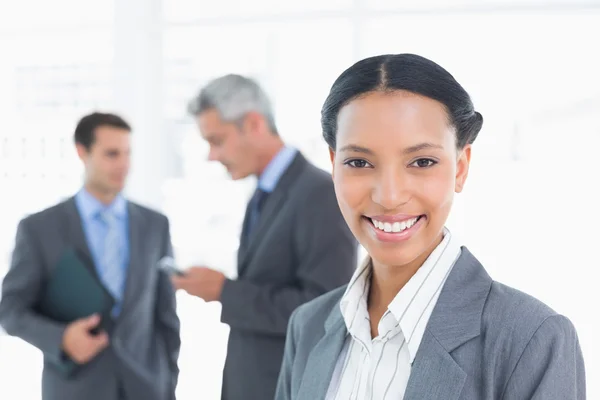 Femme d'affaires avec collègues derrière dans le bureau — Photo