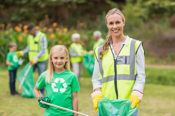 Happy family collecting rubbish — Stock Photo, Image