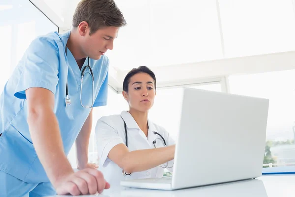 Médicos trabalhando no computador portátil — Fotografia de Stock