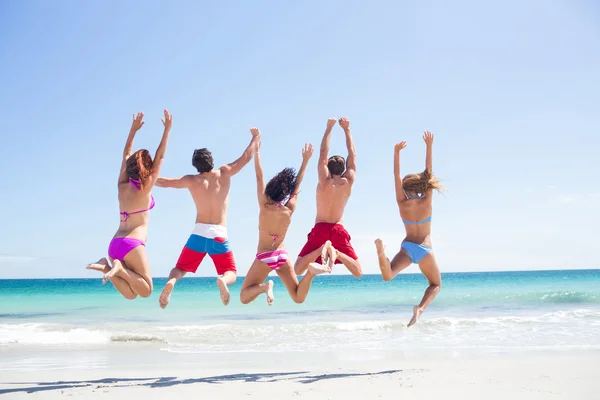 Happy vrienden samen springen — Stockfoto