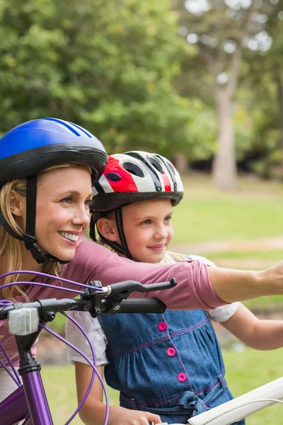 Mãe e sua filha em sua bicicleta — Fotografia de Stock