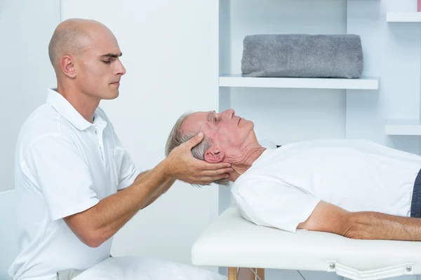 Homem recebendo massagem na cabeça — Fotografia de Stock