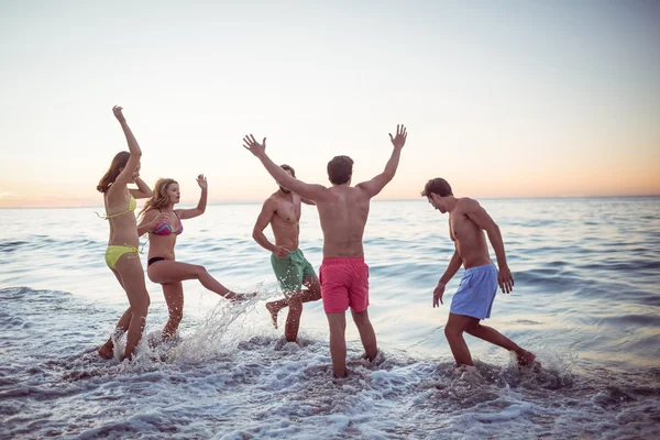 Des amis heureux s'amusent dans l'eau — Photo