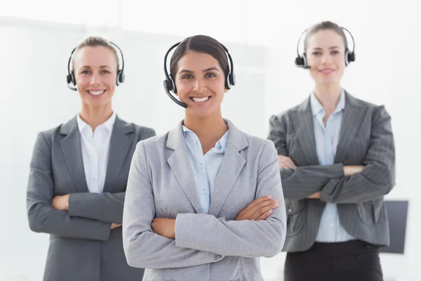 Equipo de negocios con auriculares — Foto de Stock