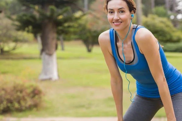 Güzel esmer müzik dinleme — Stok fotoğraf