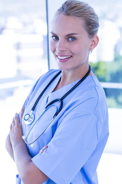 Bonita enfermera sonriendo a la cámara — Foto de Stock