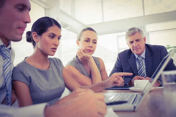 Geconcentreerd business team tijdens vergadering — Stockfoto