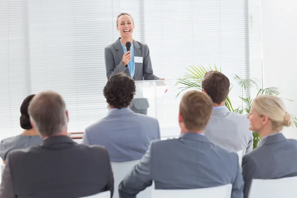 Mulher de negócios bonita falando no microfone durante a conferência — Fotografia de Stock