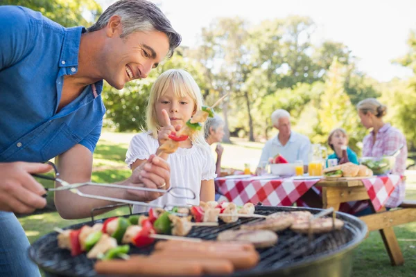 Father doing barbecue with daughter — Stock Photo, Image