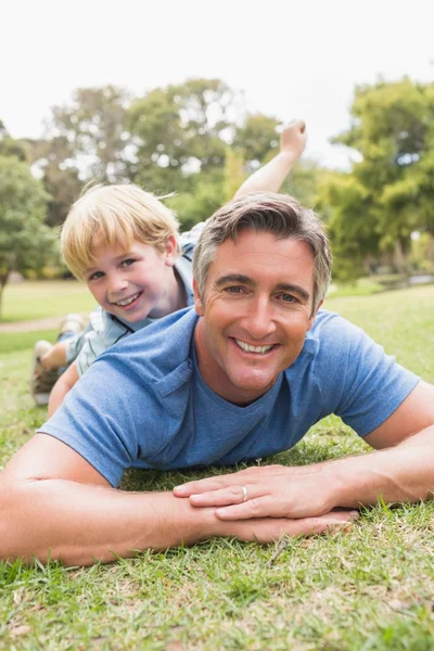 Szczęśliwy ojciec i jego syn uśmiecha się do kamery — Zdjęcie stockowe