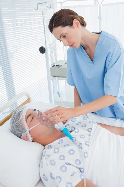 Médico sosteniendo pacientes máscara de oxígeno — Foto de Stock