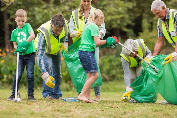 Familia feliz recogiendo basura — Foto de Stock