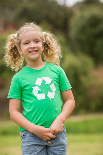 Eco vriendelijk meisje lacht om camera — Stockfoto