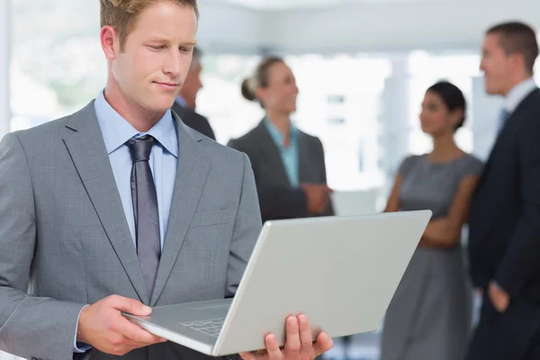 Zakenman werkt aan laptop — Stockfoto