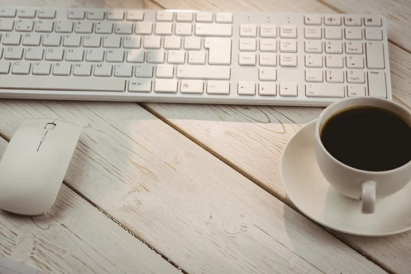 Weiße Tastatur und Tasse Kaffee — Stockfoto