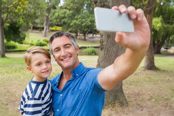 Pai feliz tirando uma selfie com seu filho — Fotografia de Stock