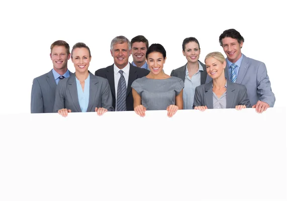 Lächelndes Business-Team mit Plakat — Stockfoto