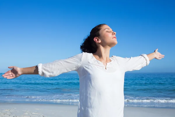 Brunett gör yoga — Stockfoto