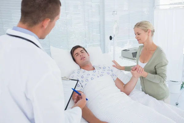Lekarz sprawdzanie jego pacjent — Zdjęcie stockowe