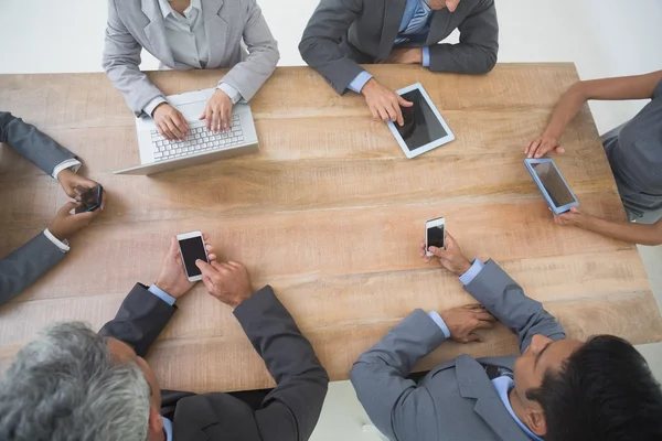 Gente de negocios en reunión con las nuevas tecnologías — Foto de Stock