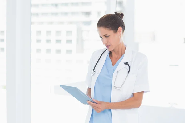 Portrait d'une femme médecin confiante et souriante — Photo