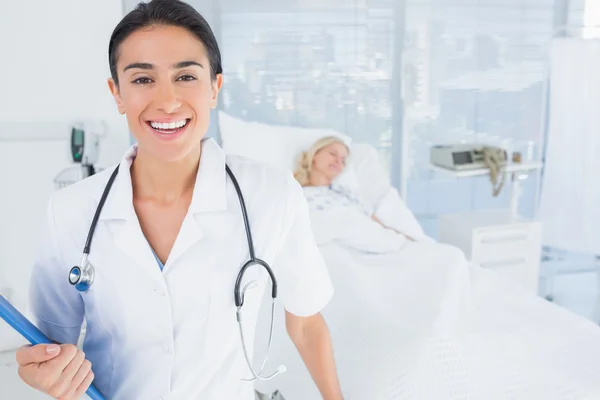 Médecin souriant regardant la caméra dans la chambre des patients — Photo