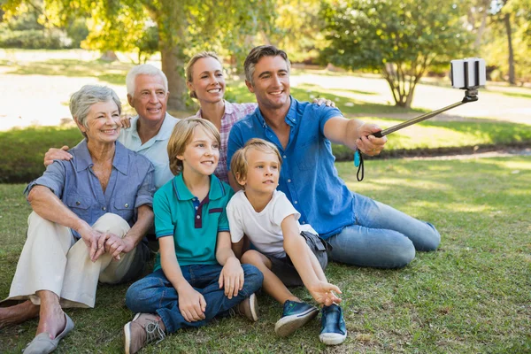 Famiglia utilizzando bastone selfie nel parco — Foto Stock