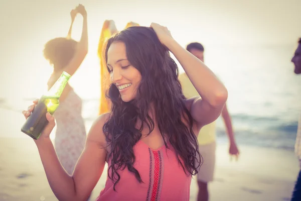 Vrienden plezier op strand — Stockfoto