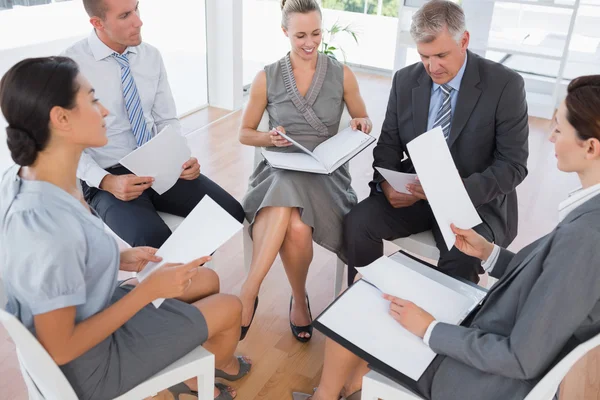 Equipo de negocios sentado en círculo y discutiendo — Foto de Stock