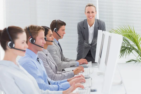 Manager controleren het werk van het personeel — Stockfoto