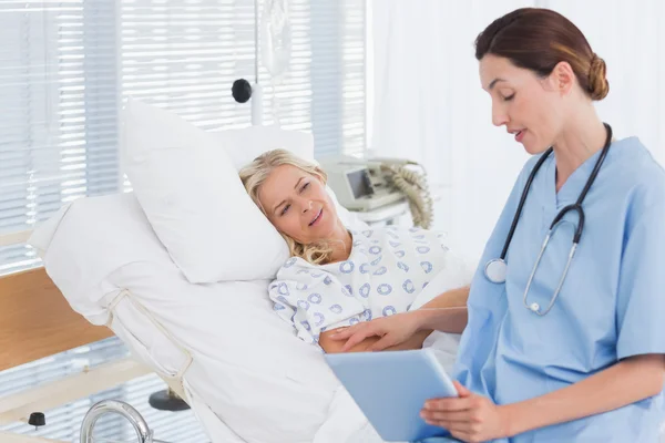 Médico mostrando la tableta a su paciente — Foto de Stock